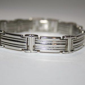 Beautiful silver link bracelet 7' long 3/8" wide
